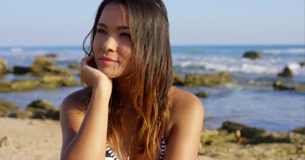 Morena mujer en la playa — Vídeos de Stock