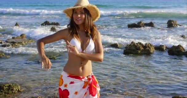 Femme debout sur le bord de mer rocheux — Video