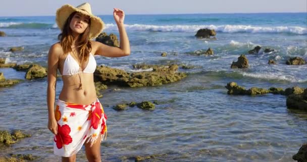 Jonge vrouw in bikini en sarong — Stockvideo