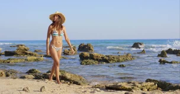 Γυναίκα σε μπικίνι περπάτημα στην παραλία — Αρχείο Βίντεο