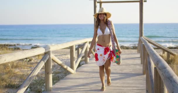 Kobieta na promenadzie przy plaży w drewniane — Wideo stockowe