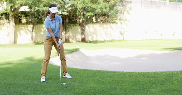 Golfista mulher prestes a jogar acidente vascular cerebral no verde — Fotografia de Stock