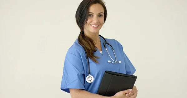 Mujer sosteniendo cartera negro y sonriendo —  Fotos de Stock