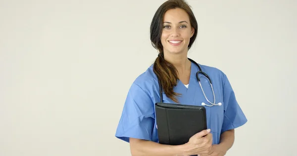 Jeune femme médecin sourit à la caméra — Photo