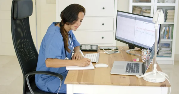 Läkare som arbetar på skrivbord i office — Stockfoto
