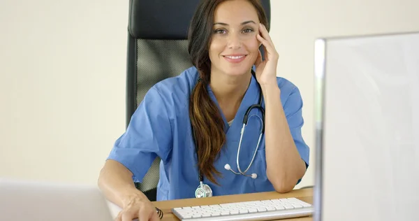 Médico femenino coloca una mano en la cara — Foto de Stock