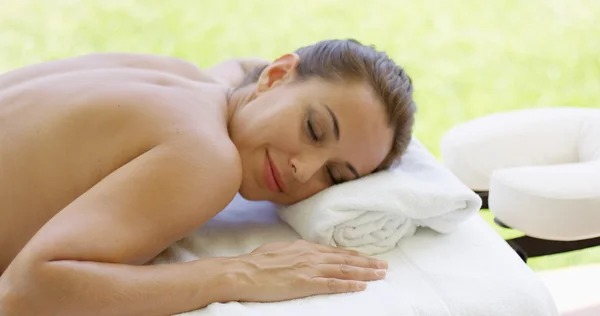 Mulher sorrindo para a câmera no spa — Fotografia de Stock