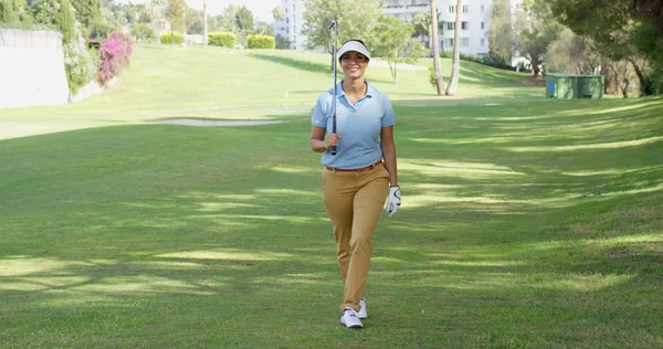 Mujer golfista caminando en curso — Foto de Stock