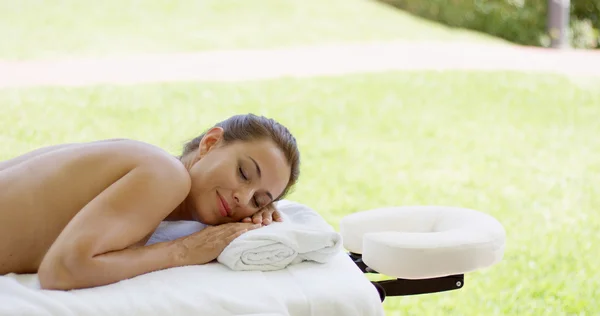 Frau auf Wellness-Tisch schließt Augen — Stockfoto