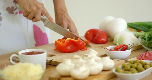 Femeie prepararea cina tocare ingrediente — Fotografie, imagine de stoc
