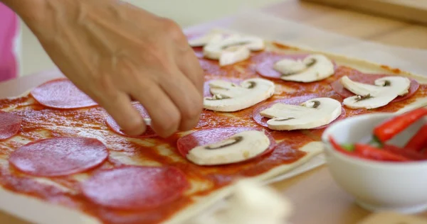 Kobieta co pyszne pepperoni pizza — Zdjęcie stockowe