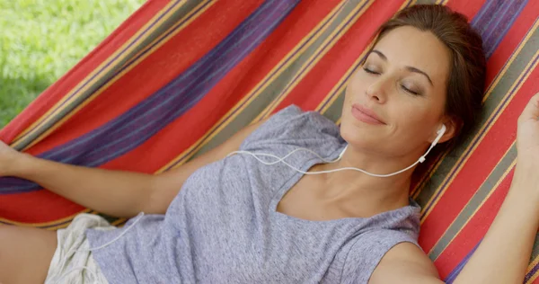 Mulher relaxando e ouvindo música — Fotografia de Stock