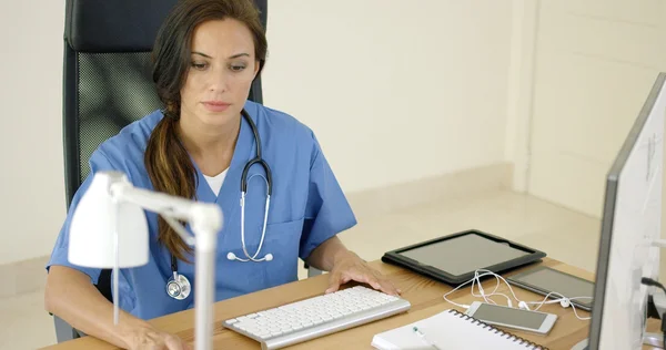 Doctor trabajando en el escritorio en el consultorio —  Fotos de Stock