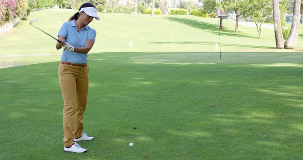 Mujer golfista a punto de jugar golpe en verde — Foto de Stock