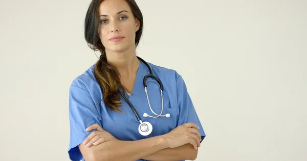 Woman crosses arms and smiles at camera — Stock Photo, Image