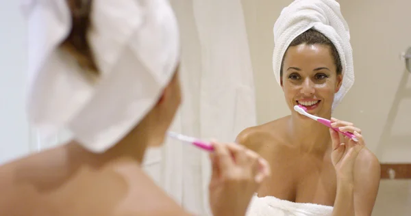 Mujer limpiando dientes —  Fotos de Stock