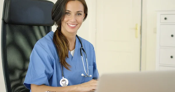 Femme médecin à l'ordinateur portable — Photo