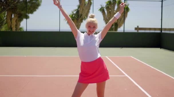 Mujer posando con raqueta de tenis en la corte — Vídeo de stock