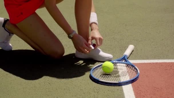 Женщина позирует с теннисной ракеткой при дворе — стоковое видео