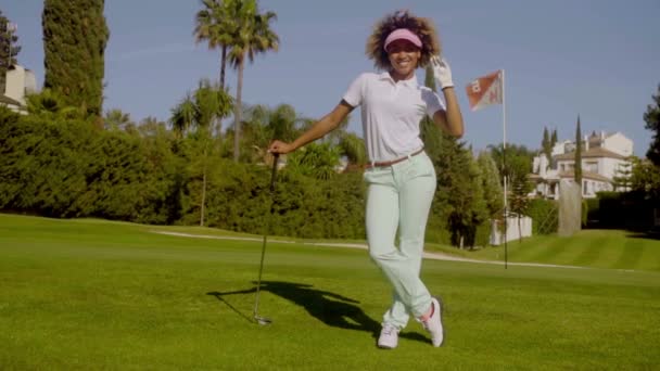 Mujer posando con palo de golf en las manos — Vídeos de Stock