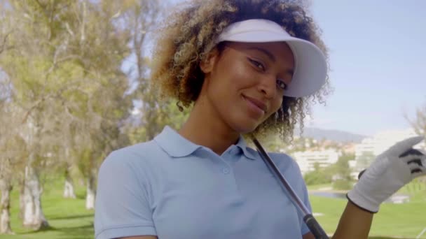 Femme posant avec club de golf dans les mains — Video