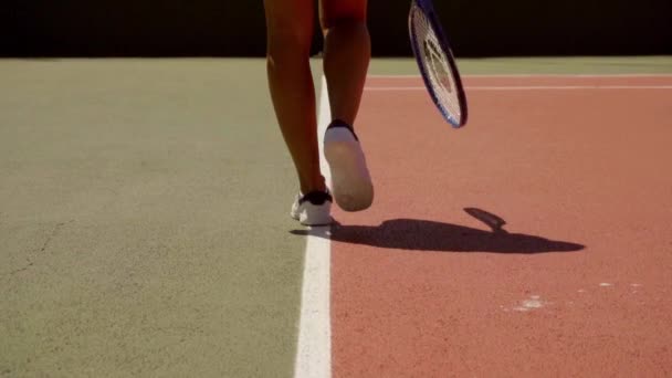 Femme joueur marche le long de la ligne — Video