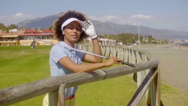 Woman posing with golf club in hands — Stock Video