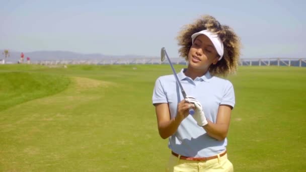 Mulher posando com taco de golfe nas mãos — Vídeo de Stock