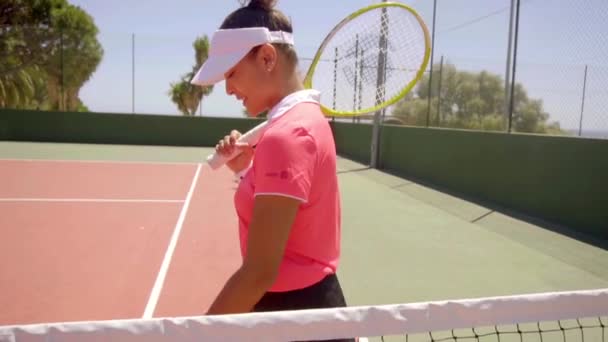 Mujer con pelota de tenis y raqueta en la pista — Vídeo de stock