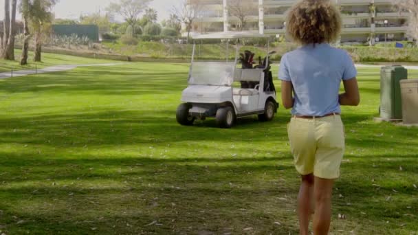 Γυναίκα που περπατά στο γήπεδο γκολφ — Αρχείο Βίντεο