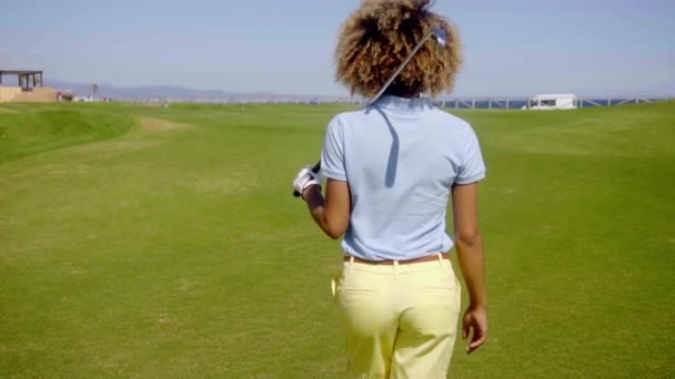 Mulher caminhando no campo de golfe — Vídeo de Stock