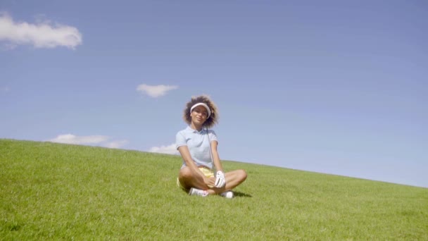 Mujer posando con palo de golf en las manos — Vídeos de Stock