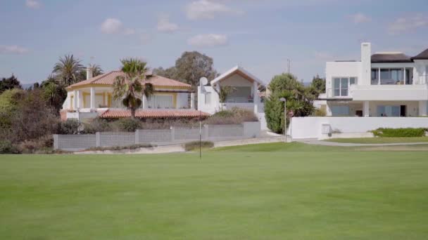 Campo de golf verde — Vídeo de stock