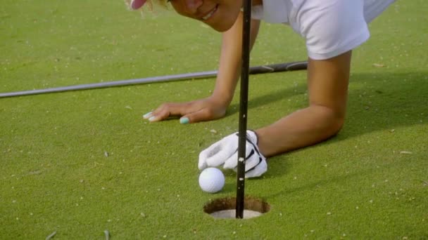 Mujer jugando al golf — Vídeos de Stock