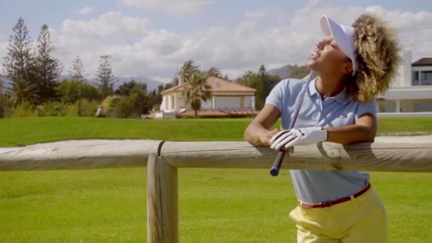 Жінка позує з гольф-клубом в руках — стокове відео