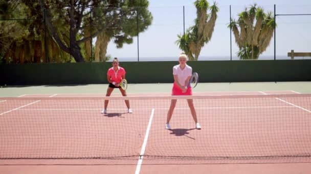 Amigas jugando tenis — Vídeo de stock