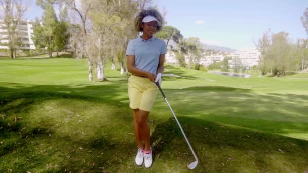 Woman posing with golf club in hands — Stock Video