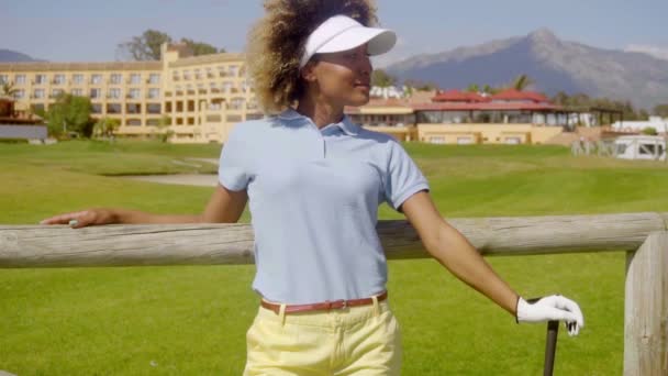 Kadın el golf club ile poz — Stok video