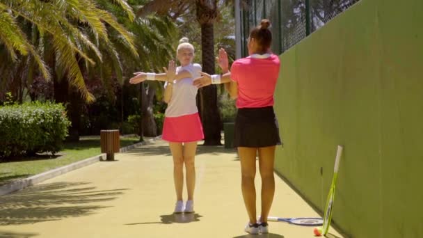 Dehnen der Frauen auf dem Tennisplatz — Stockvideo