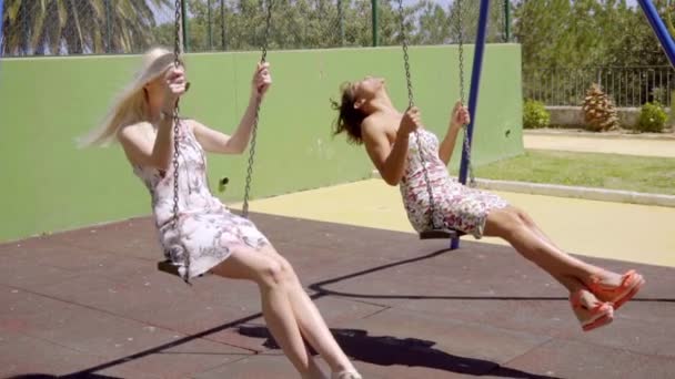 Belles femmes chevauchant sur swing — Video