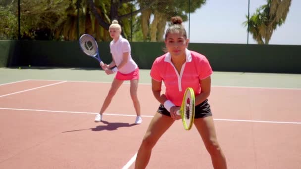 Жіночі друзі грають в теніс — стокове відео