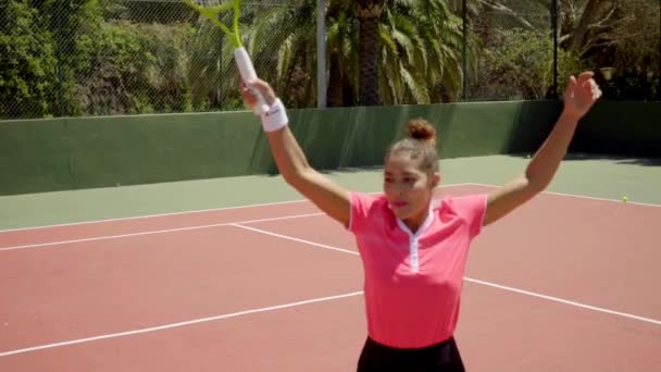 Mujer con pelota de tenis y raqueta en la pista — Vídeos de Stock