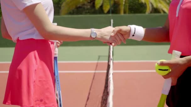 Kvinnor i sport slitage skakar hand — Stockvideo