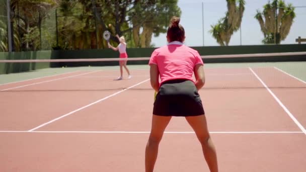 Θηλυκό φίλους που παίζουν τένις — Αρχείο Βίντεο