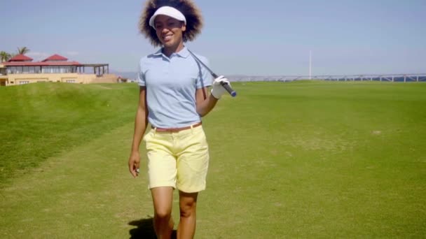 Mujer caminando en campo de golf — Vídeos de Stock