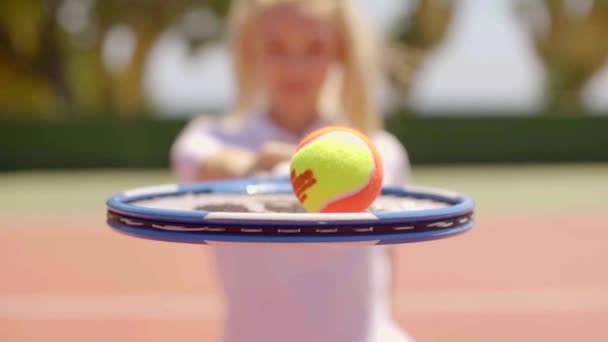 Frau posiert mit Tennisschläger vor Gericht — Stockvideo