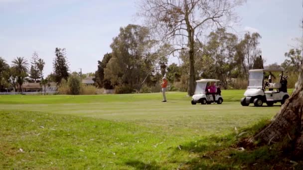 Carros de golf en el campo de golf — Vídeos de Stock