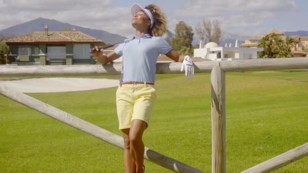 Mujer posando con palo de golf en las manos — Vídeo de stock