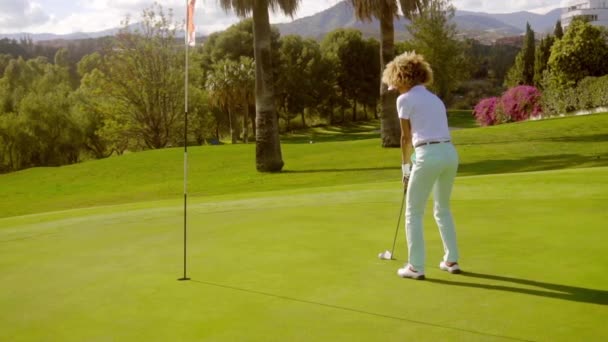 Mujer jugando al golf — Vídeo de stock