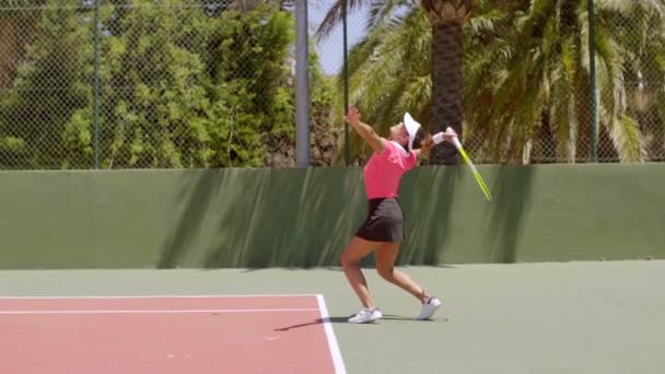 Mujer en ropa deportiva jugando al tenis — Vídeo de stock